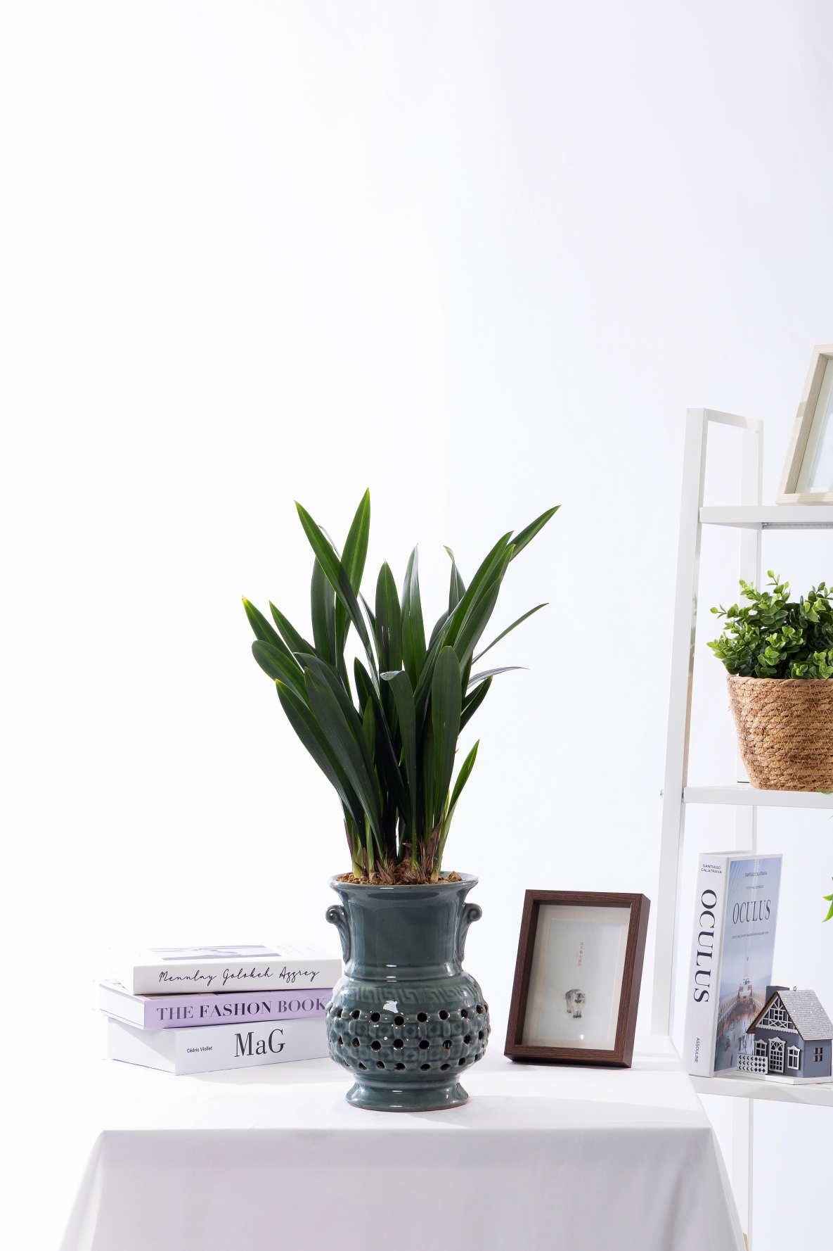 산천보세 청자투각분